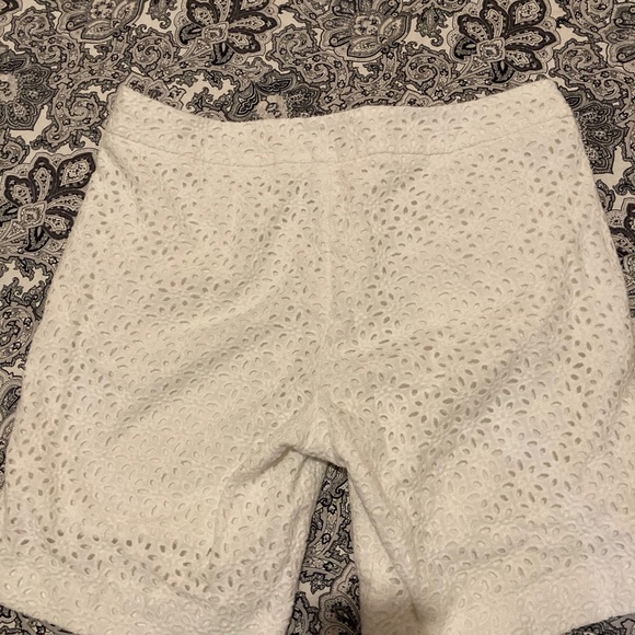 SAN TROPEZ WEST sz8 WHITE EYELET PATTERNED SHORTS - Picture 4 of 5